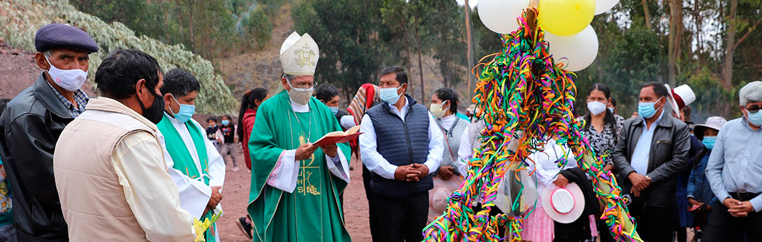 ARZOBISPO DEL CUSCO COLOCA PRIMERA PIEDRA PARA LA CONSTRUCCIÓN DE NUEVA IGLESIA EN YANAMA