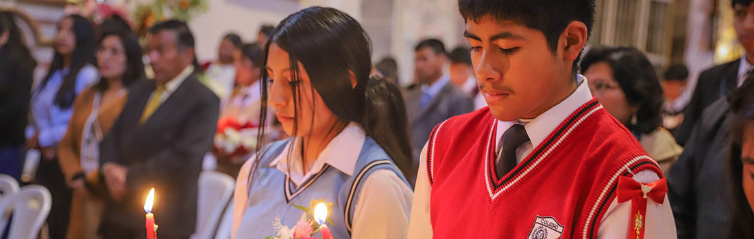 Arzobispo del Cusco imparte Sacramento de la Confirmación a jóvenes del Distrito de Huaro.