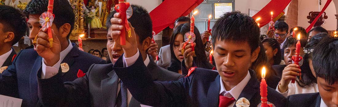 Jóvenes de la comunidad parroquial de Pisac reciben el Sacramento de la Confirmación de manos del Arzobispo del Cusco.
