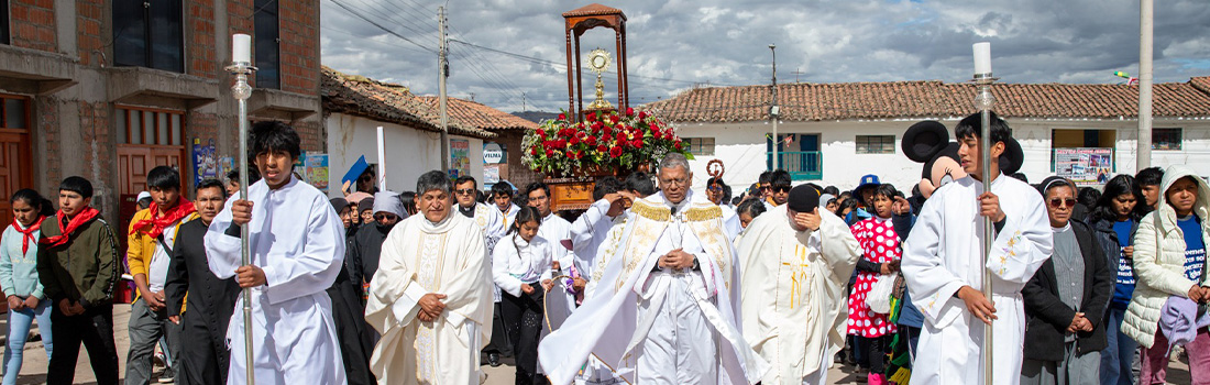 Jóvenes de la Decanatura de Anta celebran con Fe y alegría el Corpus Christi Juvenil