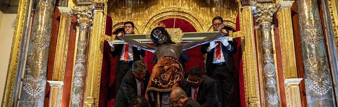 Solemne Bajada de Trono y Entronización en el Altar Mayor del Señor de los Temblores
