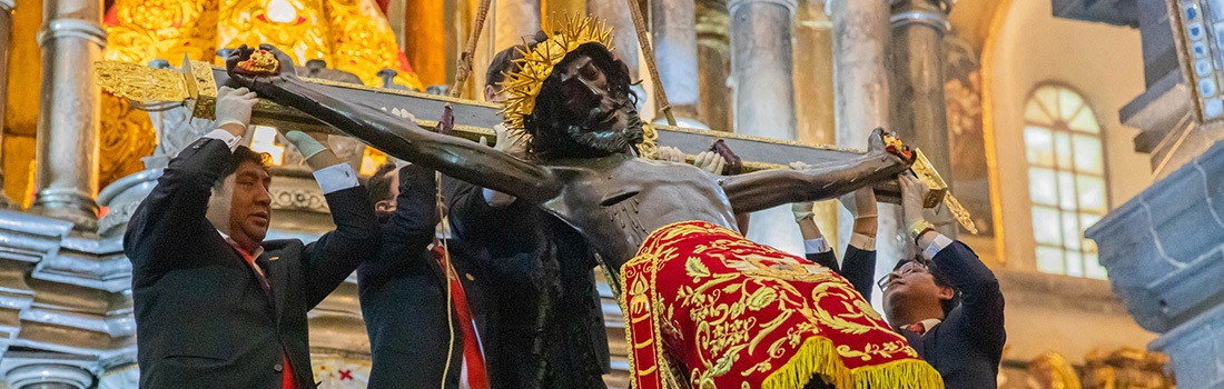 Taytacha de los Temblores fue bajado del Altar Mayor de la Basílica Catedral del Cusco para ocupar nuevamente su trono, entre gestos de Fe y profunda devoción.